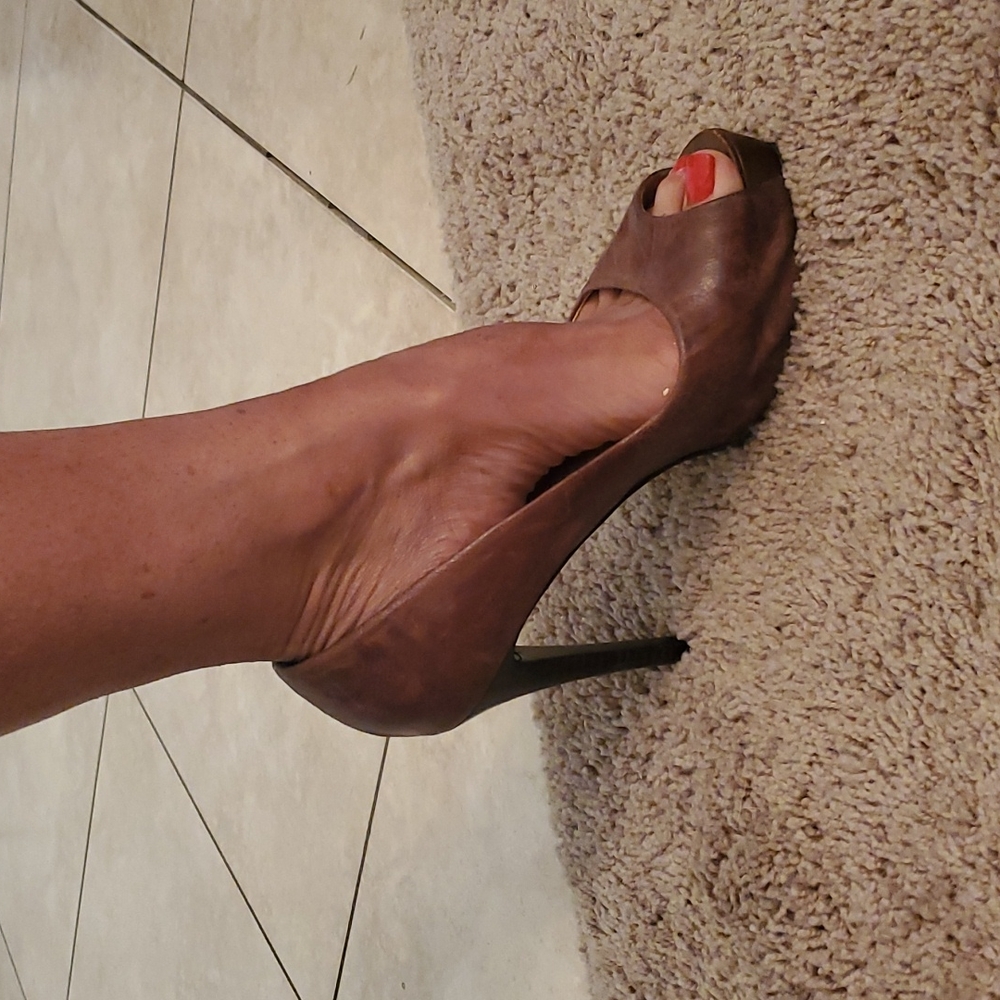 GUESS "Patches3" Distressed Dark brown natural leather platform heel 4" peep toe